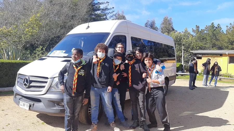 Van con estudiantes